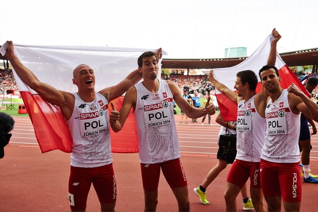 Polacy (od lewej) Jakub Krzewina, Rafał Omelko, Kacper Kozłowski i Łukasz Krawczuk na mecie sztafety 4x400 m /Adam Warżawa /PAP