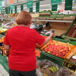 Polacy odczuwają inflację. Z czego rezygnują, by dotrwać do pierwszego?