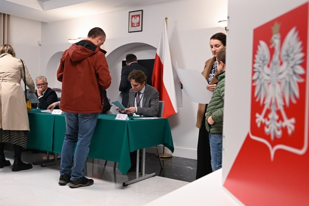Polacy oddają głosy w lokalu wyborczym /Valdemar Doveiko /PAP
