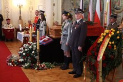 Polacy oddają hołd ostatniemu prezydentowi na uchodźstwie - Ryszardowi Kaczorowskiemu