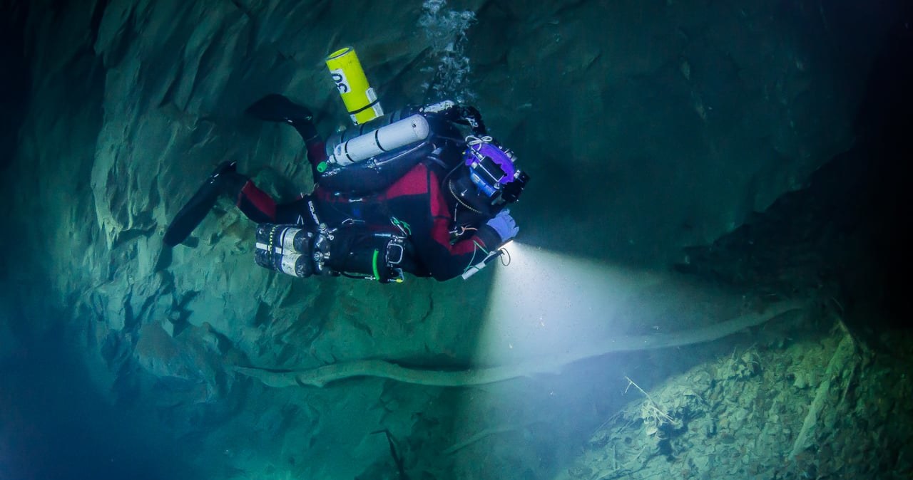 Polacy odkryli najgłębszą zatopioną jaskinię na świecie. Zrzut ekranu z materiału wideo udostępnionego przez Krzysztofa Starnawskiego  na profilu w serwisie Vimeo /materiały prasowe