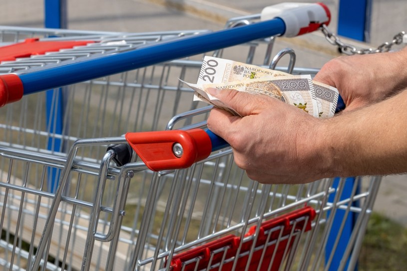 Polacy ograniczają wydatki. Rośnie niepokój konsumentów /123RF/PICSEL