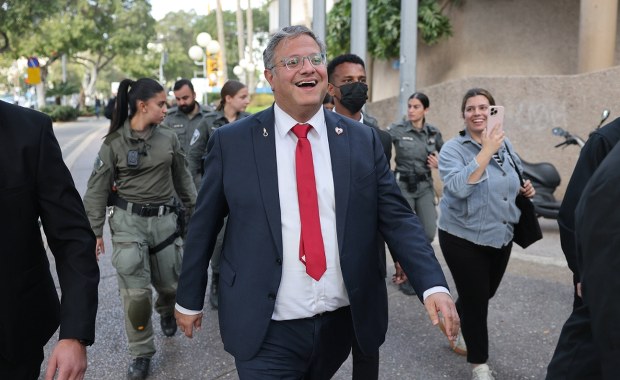 Polacy opuszczą Izrael. Sikorski chce zakazu wjazdu dla izraelskiego ministra