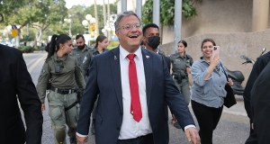 Polacy opuszczą Izrael. Sikorski chce zakazu wjazdu dla izraelskiego ministra
