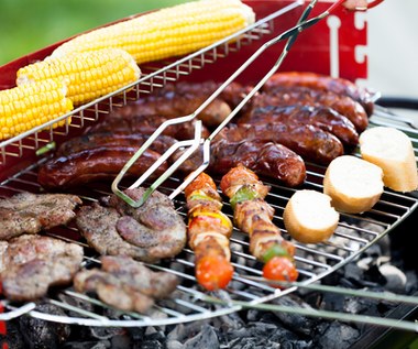 Polacy oszczędzają nawet na grillowaniu. Kupują głównie mięso i kiełbasy w promocji
