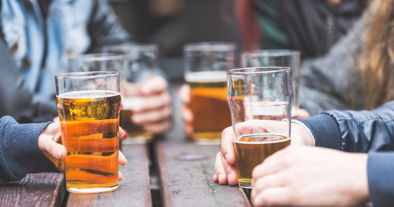 Polacy piją coraz mniej piwa. Branża piwowarska nie kryje rozgoryczenia /123RF/PICSEL