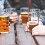 Polacy piją coraz mniej piwa. Nie pomogły wakacje, "pogoda nie sprzyjała"
