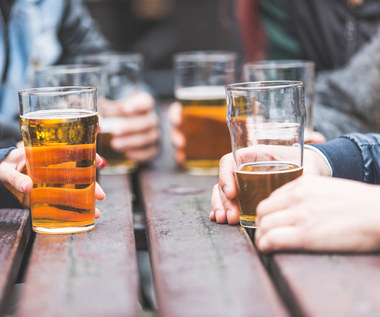 Polacy piją coraz mniej piwa. Nie pomogły wakacje, "pogoda nie sprzyjała"