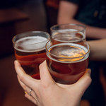 Polacy piją coraz mniej piwa. "Obecny sezon będzie trudny dla branży"