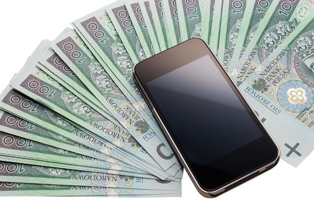Polacy płacą dość wysokie rachunki telefoniczne /&copy;123RF/PICSEL