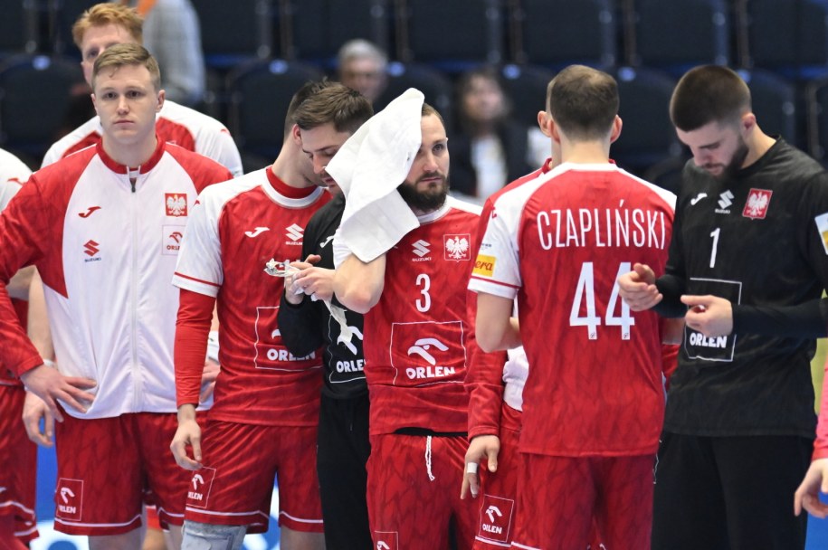Polacy po kolejnym przegranym meczu grupy F mistrzostw Europy piłkarzy ręcznych z Włochami /Adam Warżawa /PAP