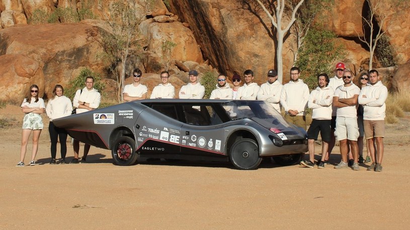 Polacy po raz trzeci przejechali Australię swoim solarnym bolidem (film) /Geekweek