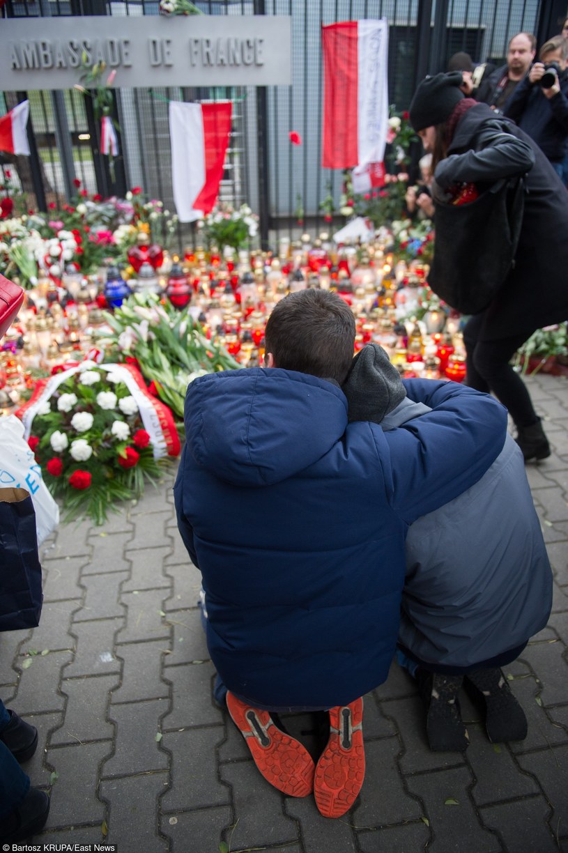 Polacy pod Ambasadą Francji składają hołd ofiarom zamachów w Paryżu /Bartosz Krupa /East News