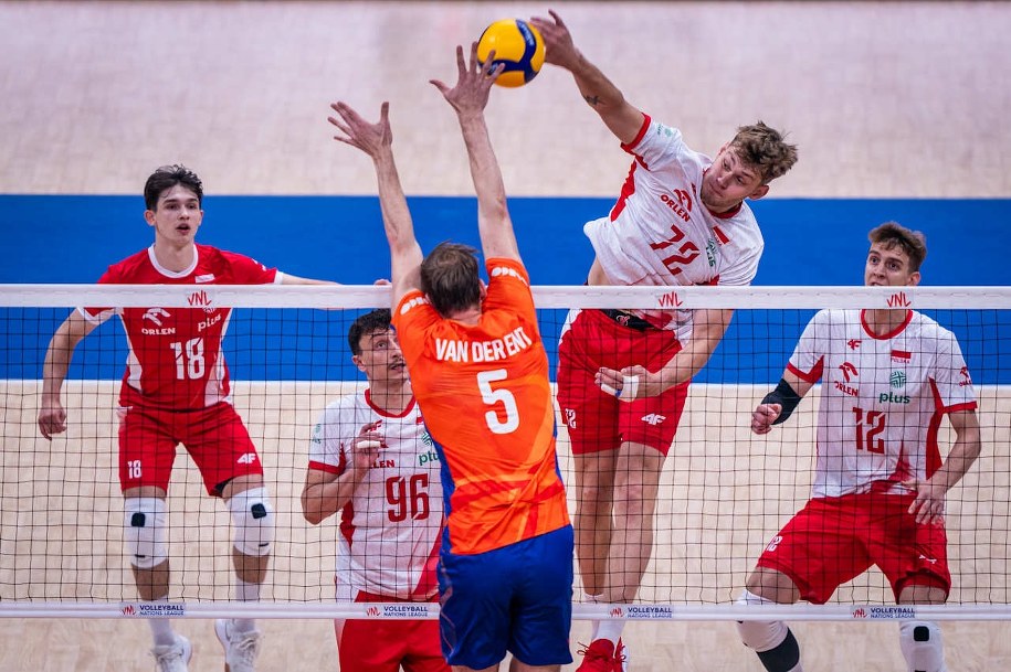 Polacy podczas meczu z Holandią /FIVB.com /