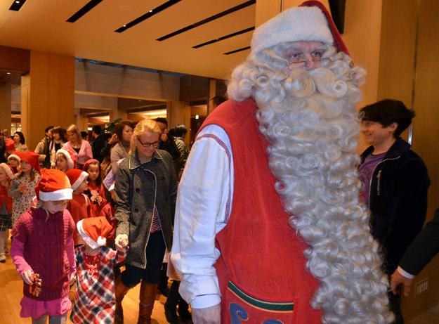 Polacy pomimo szalejącego kryzysu nie chcą oszczędzać na najbliższych świętach /AFP