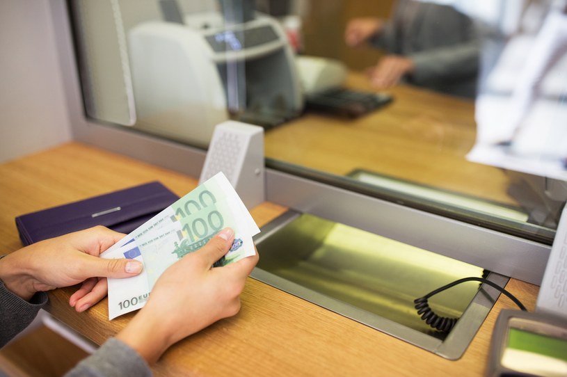 Polacy pracujący za granicą przesyłają pieniądze do kraju. Zdj. ilustracyjne /123RF/PICSEL