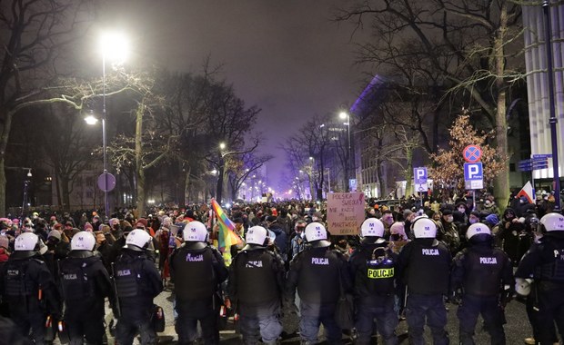 Polacy protestowali przeciw zakazowi aborcji. Przepychanki i zatrzymania w Warszawie [RELACJA]