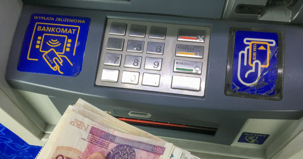Polacy przestają korzystać z bankomatów /Piotr Kamionka /Reporter