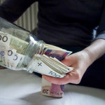 Polacy ratują oszczędności. Nowe dane o sprzedaży obligacji skarbowych 