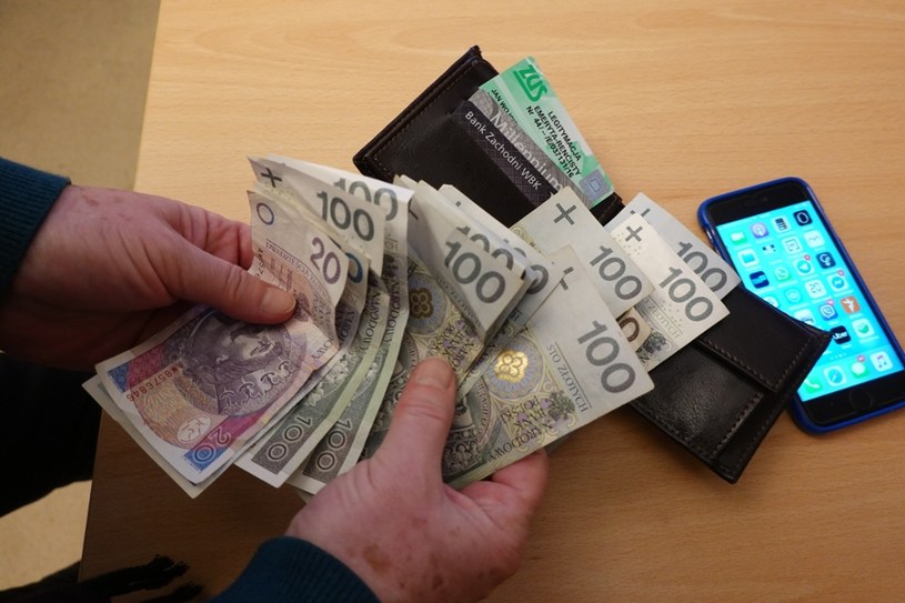 Polacy regularnie czyszczą portfele z gotówki. To jednak nie wystarczy... /East News