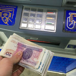 Polacy rekordowo rzadko korzystali z bankomatów