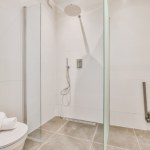 Polacy rezygnują z brodzików i kabin. Stawiają na ten uniwersalny trend łazienkowy