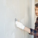 Polacy rezygnują z płytek w łazience. To wykończenie jest modniejsze i bardziej uniwersalne