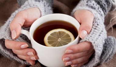 Polacy robią to z herbatą codziennie. Można się tylko łapać za głowę
