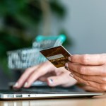 Polacy robią zakupy online w ciemno. Jak nie dać się oszukać?