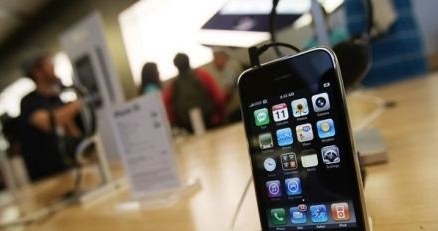 Polacy rozczarowani telefonem iPhone /AFP