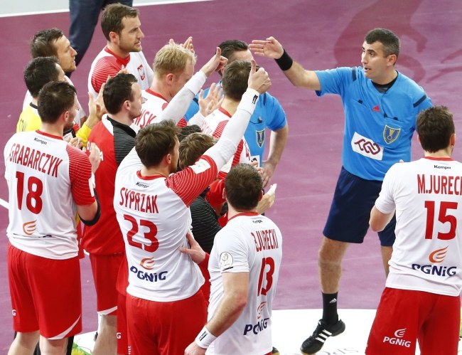 Polacy rozmawiają z sędzią prowadzącym spotkanie /PAP/EPA/DIEGO AZUBEL /PAP/EPA