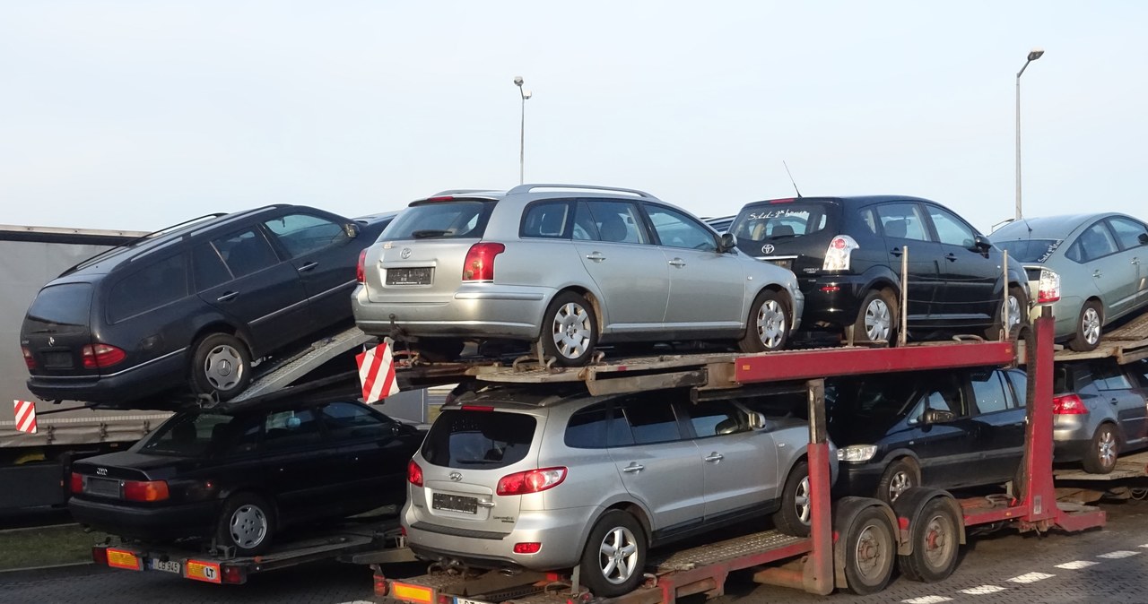 Polacy sprowadzają mniej samochodów /Wojtek Laski /East News