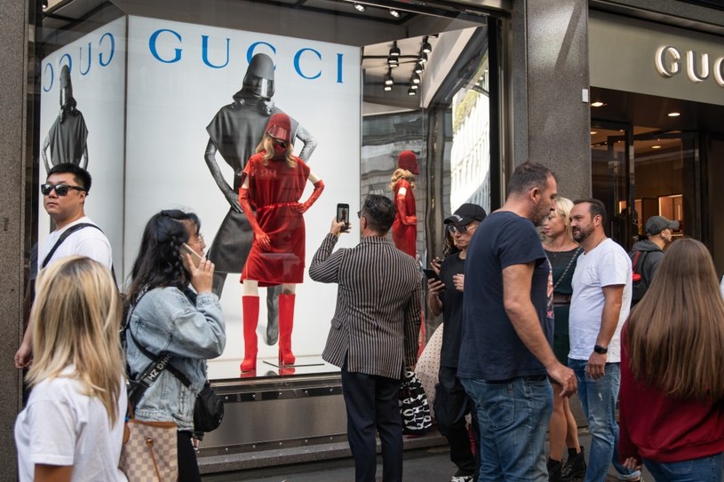 Polacy szukają w internecie informacji o innych luksusowych markach niż większość krajów OECD. Na zdjęciu butik Gucci w Mediolanie /123RF/PICSEL