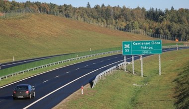 Polacy szykują się do wyjazdów. Ministerstwo Finansów przypomina o obowiązkowej opłacie