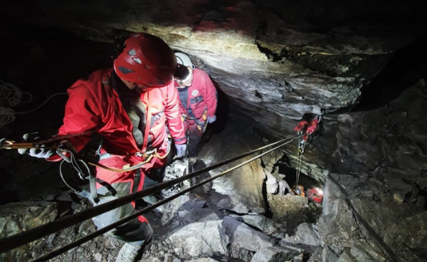 Polacy utknęli w zalanej jaskini w Austrii. Udało się z nimi nawiązać kontakt