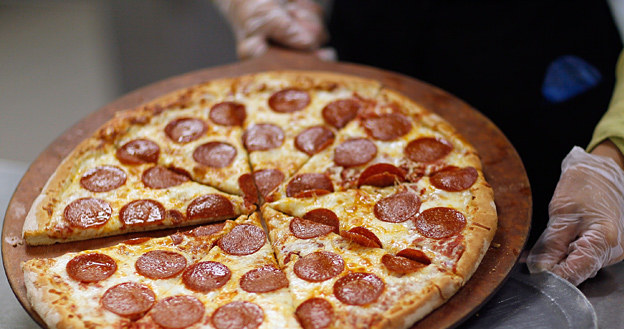 Polacy uwielbiają pizzę. W każdej postaci /AFP