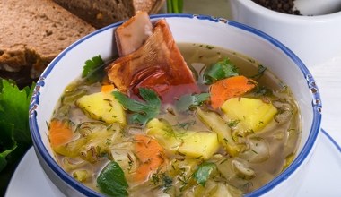 Polacy uwielbiają tę zupę. Tylko nieliczni wiedzą, że oczyszcza organizm, wzmacnia odporność i poprawia trawienie