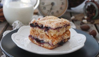 Polacy uwielbiają to ciasto. Na święta, imieniny, urodziny jest niezastąpione