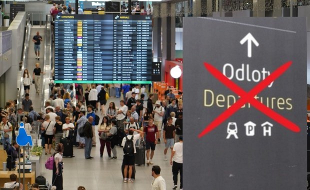 Polacy uziemieni na lotnisku w Krakowie. Nie uwierzysz, o czym zapomnieli