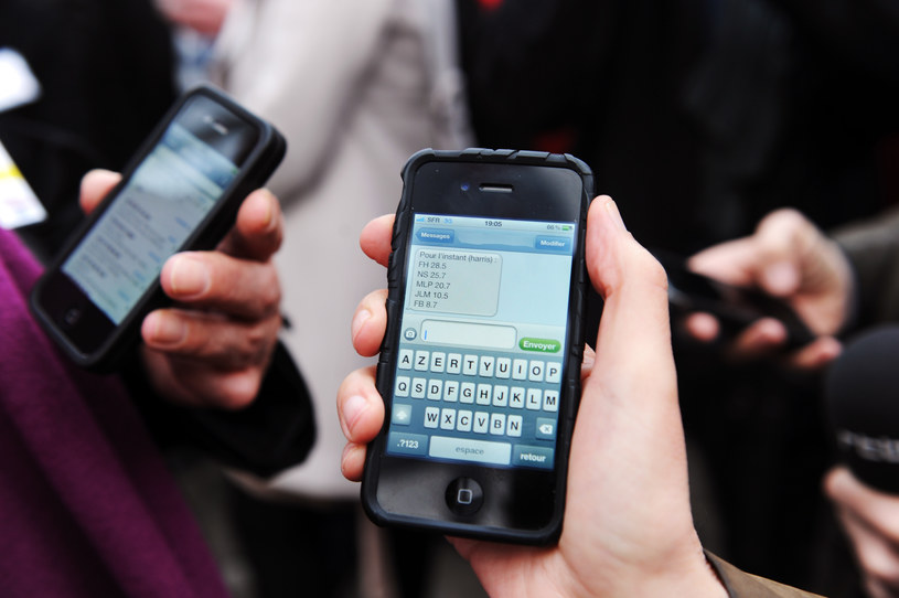 Polacy w 2013 roku wysłali mniej SMS-ów, niż rok wcześniej. /AFP