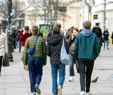 Polacy w 2025 roku będą trzymać się za kieszenie. Wzrost pensji wyhamuje