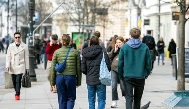 Polacy w 2025 roku będą trzymać się za kieszenie. Wzrost pensji wyhamuje