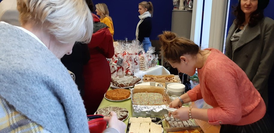 Polacy w Brukseli, przy wsparciu polskich dominikanów, zorganizowali kiermasz dobroczynny /Katarzyna Szymańska-Borginion /RMF FM