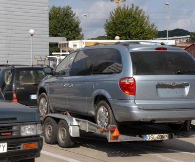 Polacy w motoryzacyjnym szale. Kupujemy "stare złomy"?