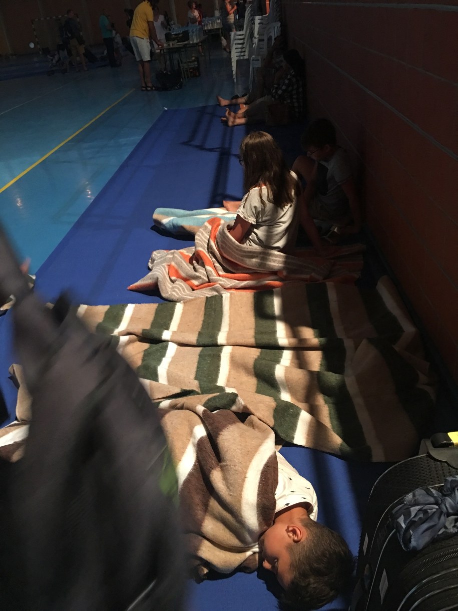 Polacy w ośrodku sportowym, do którego trafili po ewakuacji /Gorąca Linia RMF FM