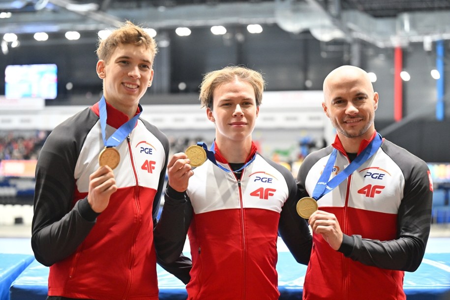 Polacy w składzie: Szymon Wojtakowski, Marek Kania i Piotr Michalski ze złotymi medalami zdobytymi w drużynowym sprincie mężczyzn podczas mistrzostw Europy w łyżwiarstwie szybkim /Piotr Polak /PAP