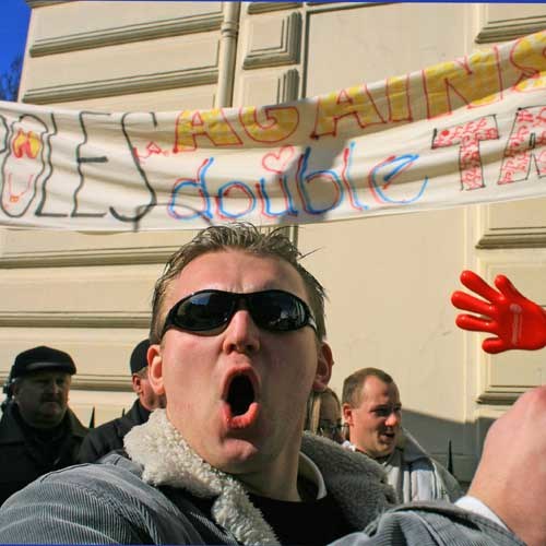 Polacy w Wielkiej Brytanii głośni protestowali przeciw podwójnemu opodatkowaniu /AFP