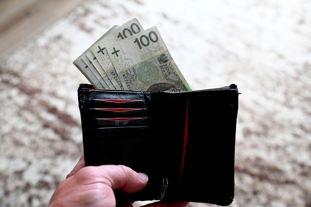 Polacy wciąż potrzebują pomocy w spłacie kredytów - donosi "Rz" /	Marcin Bielecki   /PAP