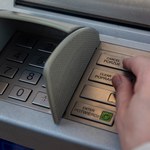 Polacy wciąż powinni uważać przy bankomatach. Przybywa przestępstw skimmingowych