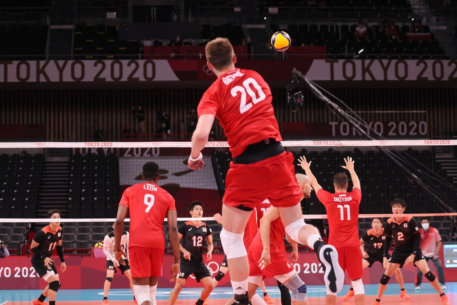 Polacy Wilfredo Leon, Mateusz Bieniek i Fabian Drzyzga podczas meczu 4. kolejki grupy A turnieju siatkarzy z Japonią, w hali "Ariake Arena". / 	Leszek Szymański    /PAP/EPA